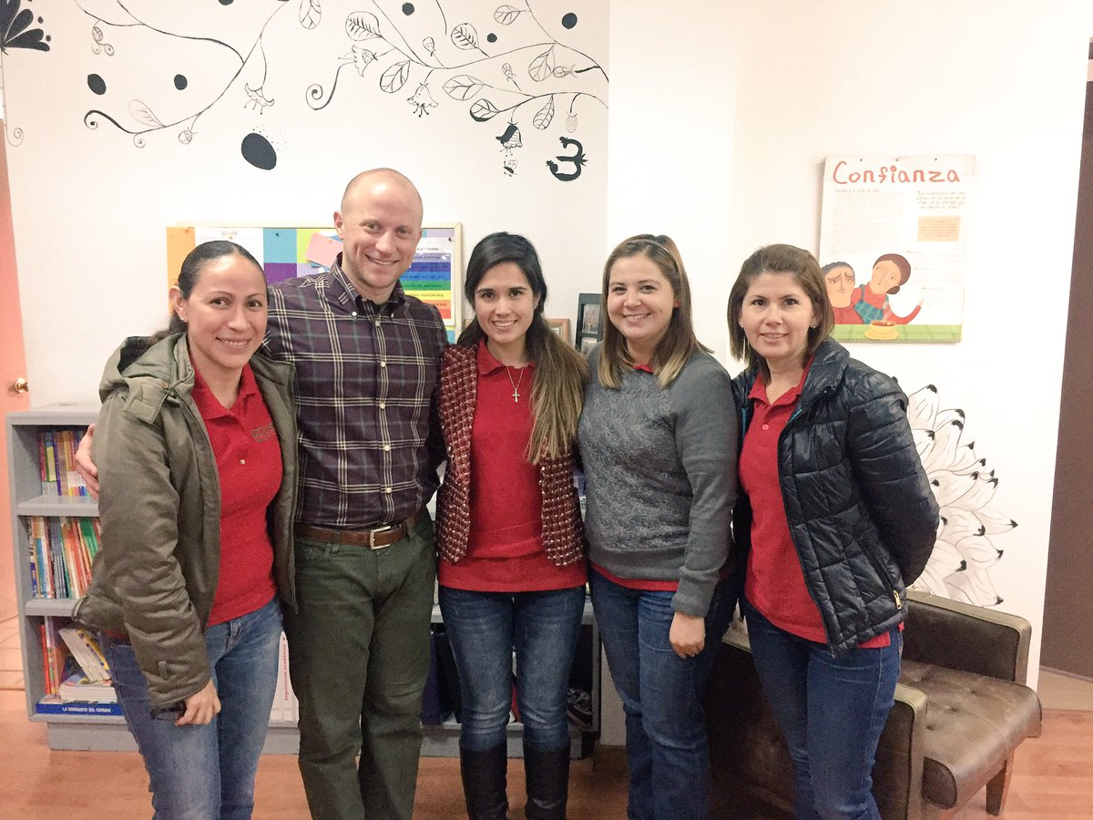 Eduser_Torreon's tweet photo. Hace unos días: equipo de Eduser y Director Académico de la red #SER @escuelaser @anahiilopezz @1WorldSchools @colmster55 Gracias!! https://t.co/OIwG6FalLY