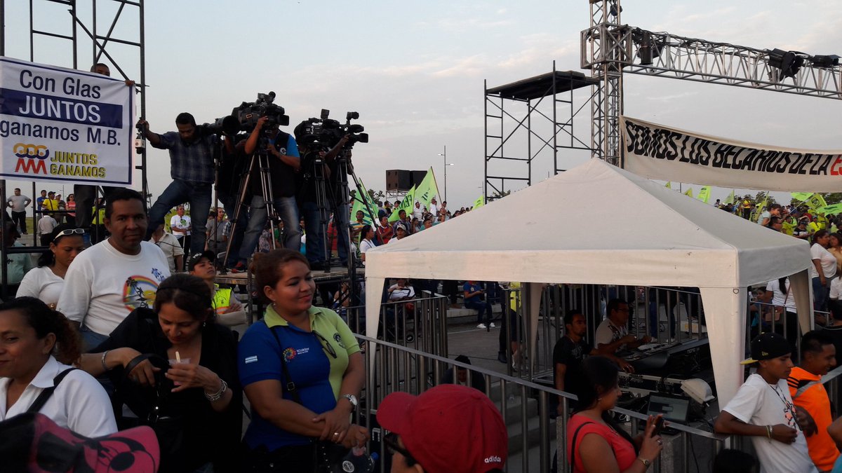 Fenacle_Ecuador's tweet photo. FENACLE presente apoyando a Lenin presidente y al compañero Ángel Rivero Asambleista, todo 35 https://t.co/O7TK1TRRa3