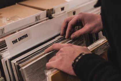 melissaaa_f's tweet photo. Hipsters Bring Vinyl Back- Rhino Records https://t.co/QQaGUvbV4V https://t.co/FMJtcZC4yx