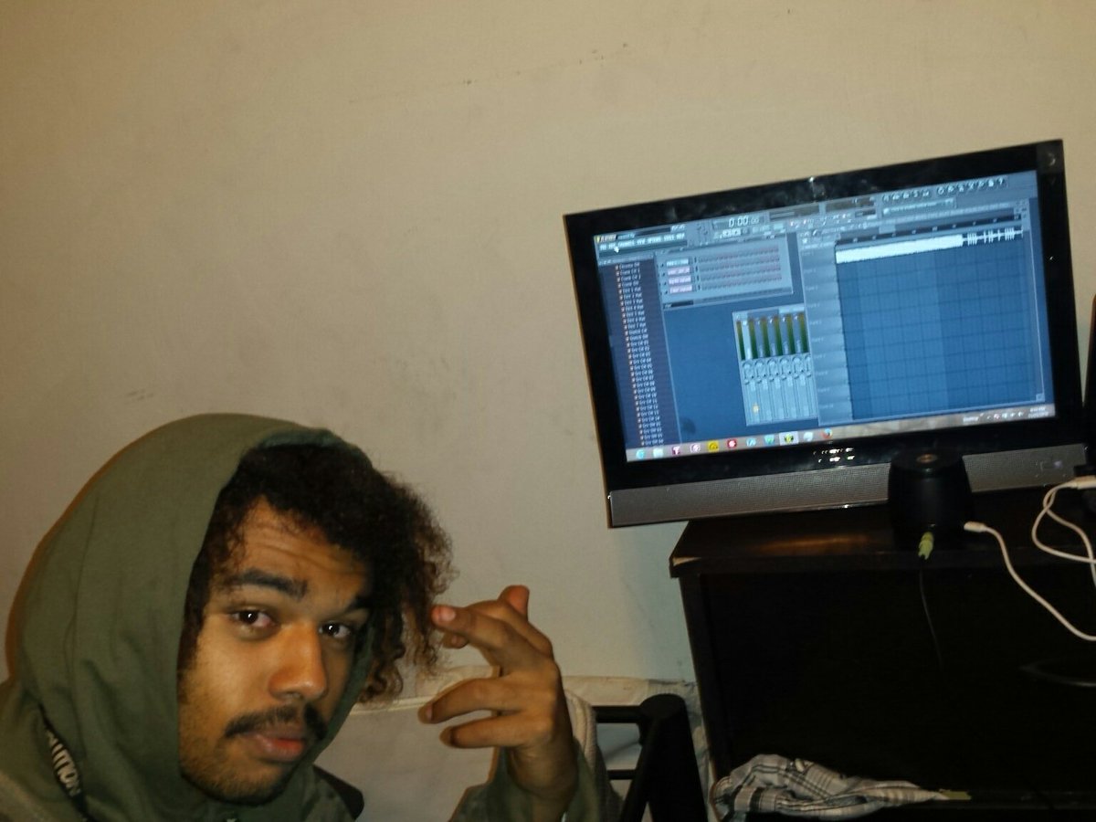 YVNGSHEE5H's tweet photo. Boii cooking more than the stu #1stlayer #highaf #justgettingstarted @MicReckless https://t.co/39fZGd66Ax