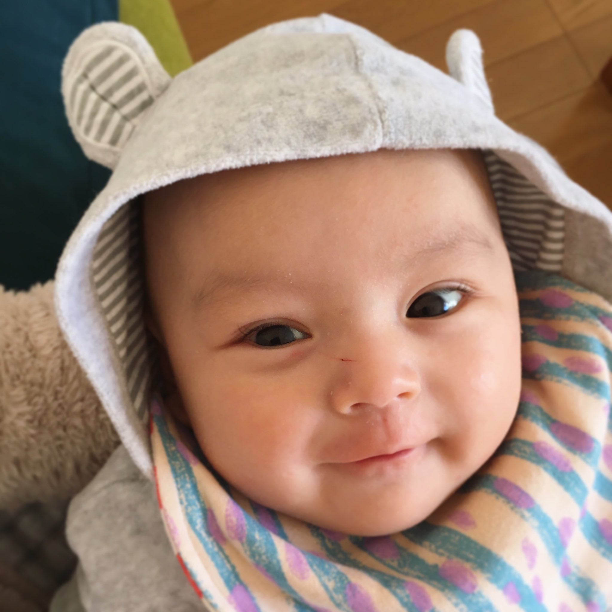 Emi 赤子が新生児の頃はいつも口角の下がった無表情でちょっと怖かったのですが もうすぐ3ヶ月の今はニコニコしてくれる時間も増えてなごみます 16aug Baby