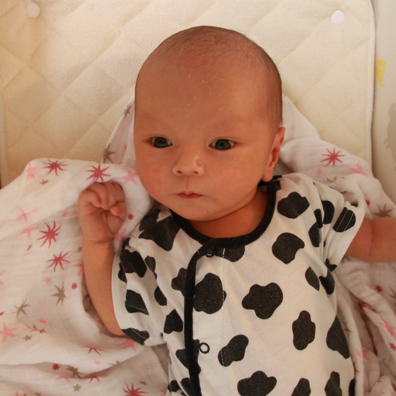 Emi 赤子が新生児の頃はいつも口角の下がった無表情でちょっと怖かったのですが もうすぐ3ヶ月の今はニコニコしてくれる時間も増えてなごみます 16aug Baby