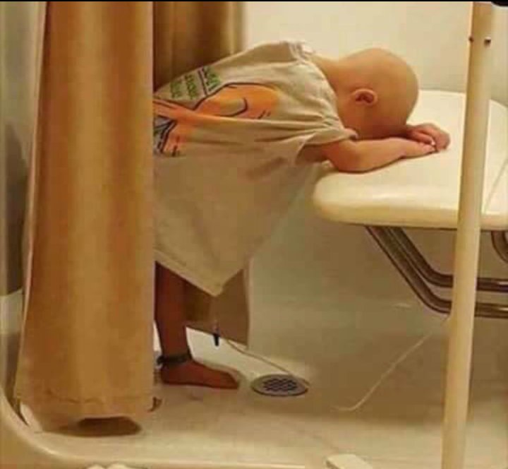 آتعبهم مرض السسرطآن 🍃.!
آههلكهم آلكيمآوي وغيرر' 
ملآمحهم وآبعددهم عن من' يحبون 💔 .!
آللهم آششفي مرضى آلسسرطآن

#الحياة_اقوي_من_السرطان