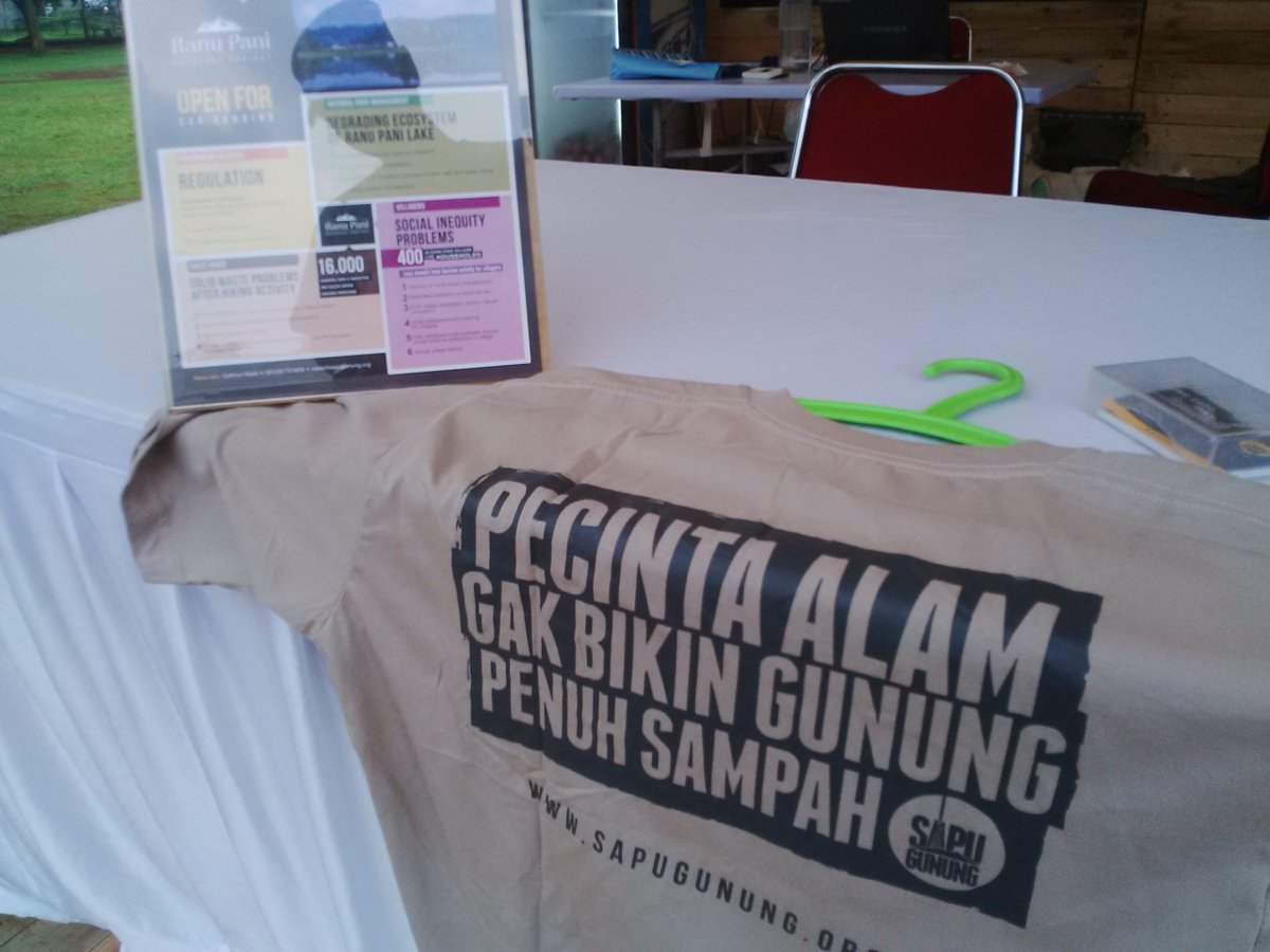 sapugunung's tweet photo. Mampir ke booth #sapugunung dan beli kaosnya, kamu sudah berperan dalam mendonasikan hasil penjualan untuk pemulihan #ranupani :D https://t.co/w6jhE8hZAZ