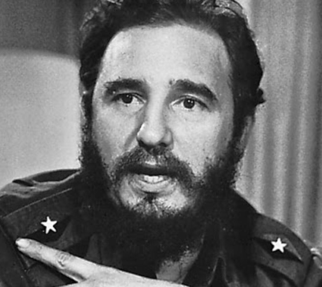 Ayağa kalkmazsan koşmaya başlayamazsın. Sen bütün dünyaya ayakta durmayı öğretenlerdendin. #FidelCastro