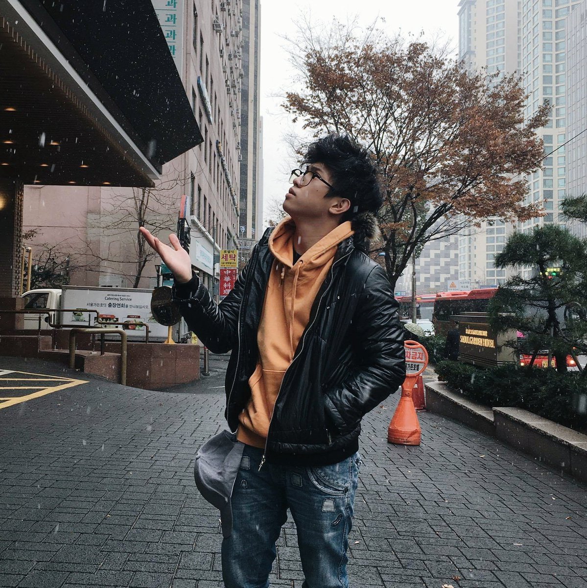 ranzkyle's tweet photo. First snow in seoul❄ #seoul https://t.co/mw6oSwlPQH