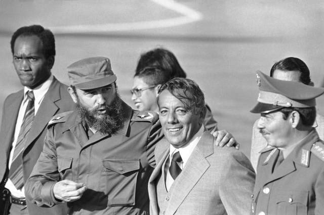 prom_solidaria's tweet photo. Hombre, hombre sin muerte,
la noche respiró tu suerte,
hombre de buen destino,
y hay luces puestas en camino
#FidelVive #GiganteFidel https://t.co/AMX9m5iCQN