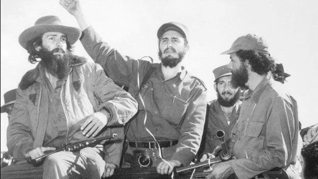 ConCiliaFlores's tweet photo. El gigante invicto Comandante Fidel Castro partió al encuentro con el Che Guevara,Camilo y Comandante Eterno Hugo Chávez  #HastaSiempreFidel https://t.co/WrBhoMhsjJ