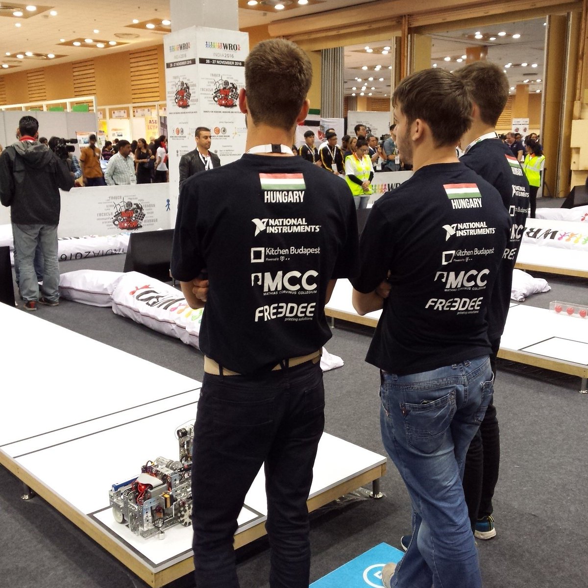 A Team Forward [Fw.] (<a href="/fw_team/">Fw. team</a>) csapata a versenypálya mellett. (ARC kategória) #wro2016