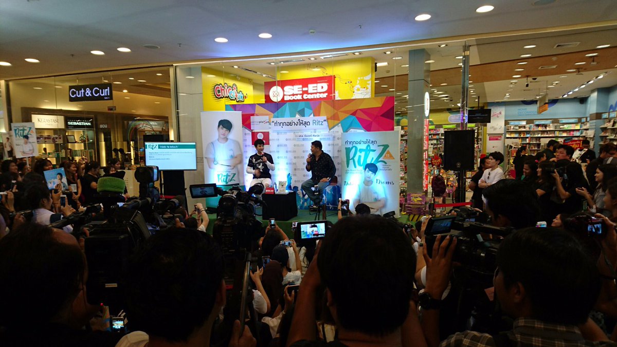 "ริท" คุย-ยิ้ม-หัวเราะ
อารมณ์ดี😍💚
ที่หน้าร้านหนังสือ "ซีเอ็ด"
ชั้น 5 เซ็นทรัล-พระราม 9
📚 #ทำทุกอย่างให้สุดRitz 
Bookshop Tour!