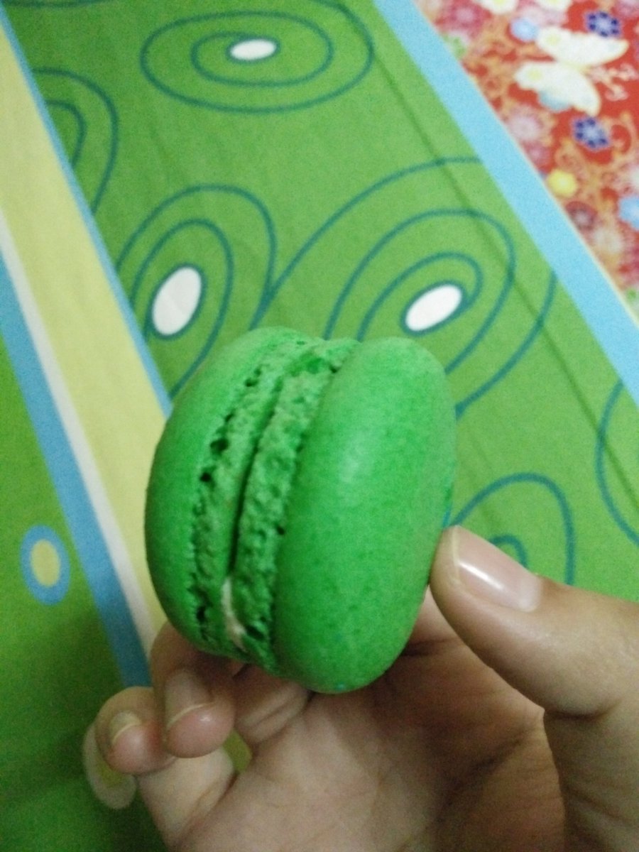 zatyroslee's tweet photo. Sama dgn cadar pulekkkk😂 #macroon #Haroldsbread @minsharmin https://t.co/FWkZ6wrIm1