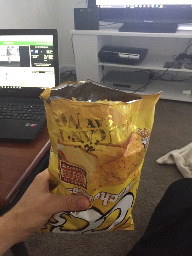 Sl8s24's tweet image. Opening chips from the bottom #upsetandy #fastnloose @hamishandandy @hamishblake