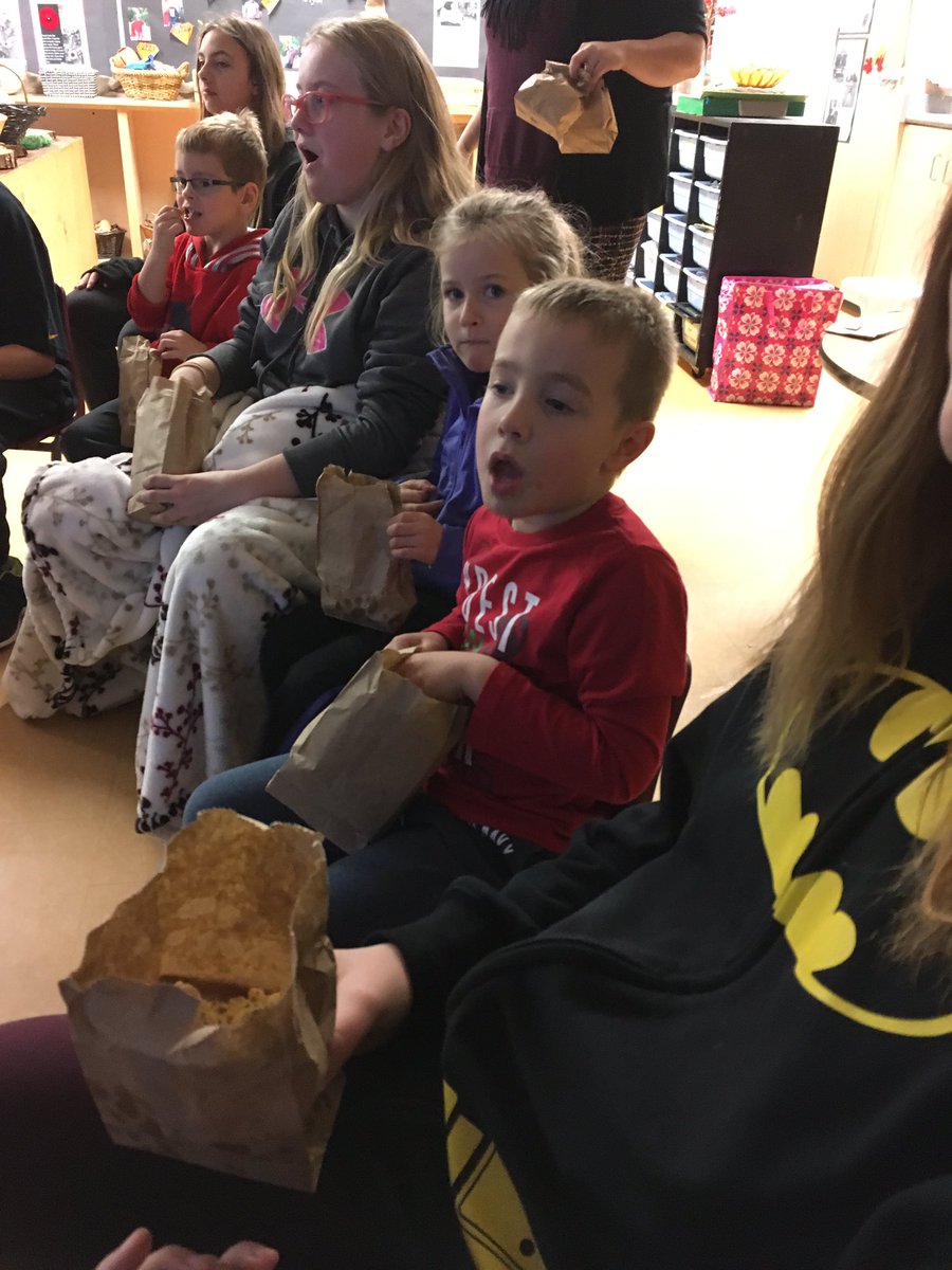 OGr8109ers's tweet photo. Week of Kindness... Reading Buddies celebrate their friendship with popcorn and a movie!! #WefoundDory https://t.co/ImoVFh8efb