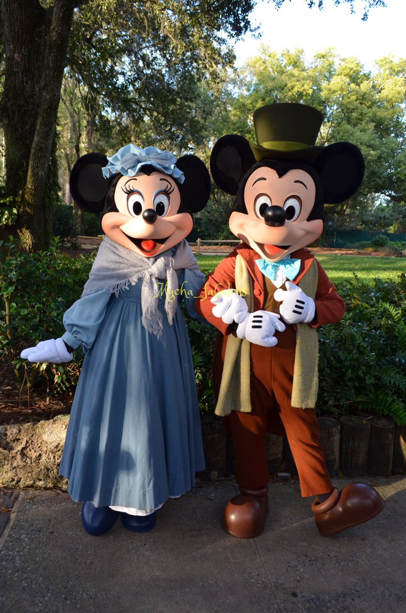 ミュシャ 数年前のクリスマスのバックヤードbbqで会ったクリスマスキャロルなミッキー達 ﾉ クリスマスキャロルのミキミニはずーっと会いたい って思ってたから 出てきた時は泣きそうになった そしてグリした後もしばらく震えが止まらなかった