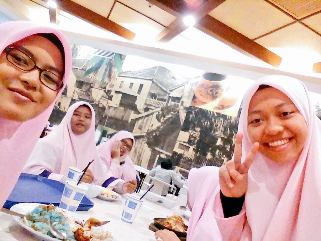 ctysyaaz's tweet photo. Thanks to be my friend..
#mitcmelaka
#friend4ever https://t.co/uPcoBcejR2