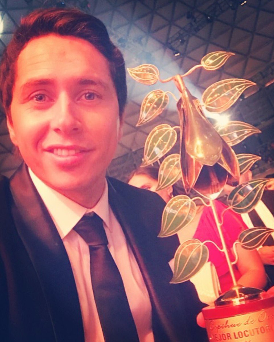 RadioCarolina's tweet photo. Aquí @Karol_LuceroV feliz con su #CopihuedeOro2016 💪🏼💪🏼💪🏼 https://t.co/OKIZ4oZGni