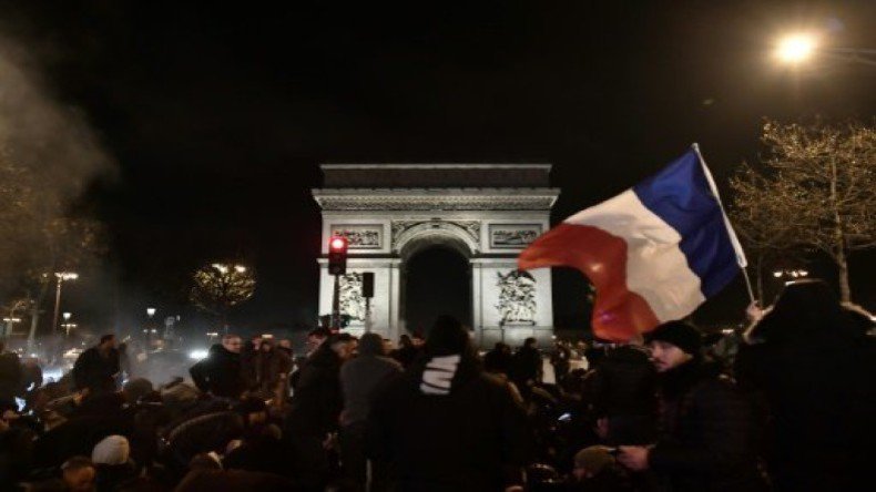 intraa's tweet photo. #FranceInfo #France24 Poursuite de manifestations de policiers à Paris : https://t.co/FK5mpRfQhE https://t.co/1oBSzdDTC8