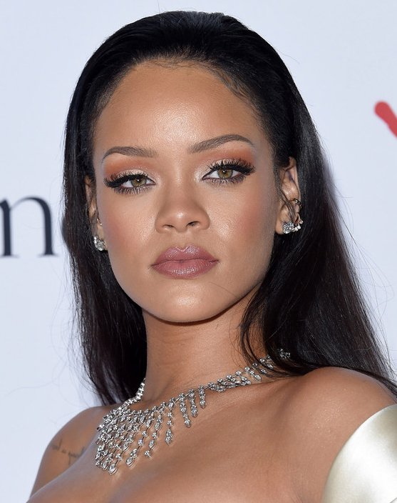 fulhamjewelry's tweet photo. #JewelFlashback: #Rihanna #jewelry #dress at #diamondball #redcarpet - Dec 2015 https://t.co/IBGIQ5aeJe