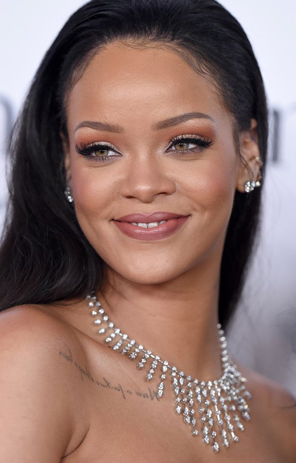 fulhamjewelry's tweet photo. #JewelFlashback: #Rihanna #jewelry #dress at #diamondball #redcarpet - Dec 2015 https://t.co/IBGIQ5aeJe