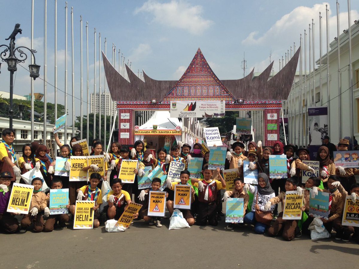 Gerakan Pungut Sampah SabtuSeru bareng Prabu Junior mulai sekarang Bdg Bersih. <a href="/provinsiSUMBAR/">سومترا بارايق - SUMBAR</a> <a href="/ridwankamil/">Ridwan Kamil</a> <a href="/disdik_bandung/">Disdik Kota Bandung</a> @hero_bandung