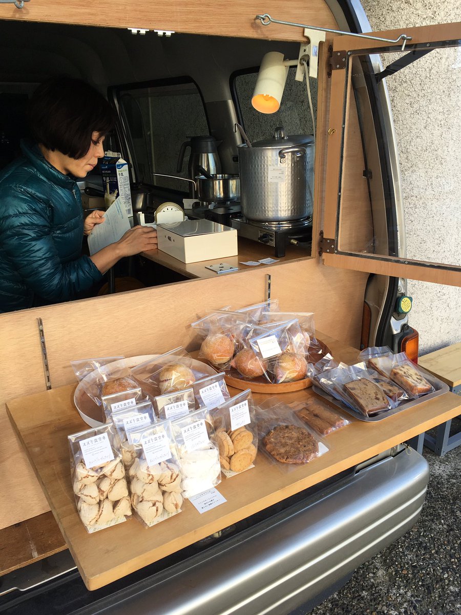 G F G S スズキ食堂車さん オープンしてすぐ人気です 焼き菓子 サンドウィッチ キノコチャウダーがあり さらに14時半 位には焼き立てアップルパイも追加されるとか 是非お越しください Gfgs 医学町ビル スズキ食堂車 T Co