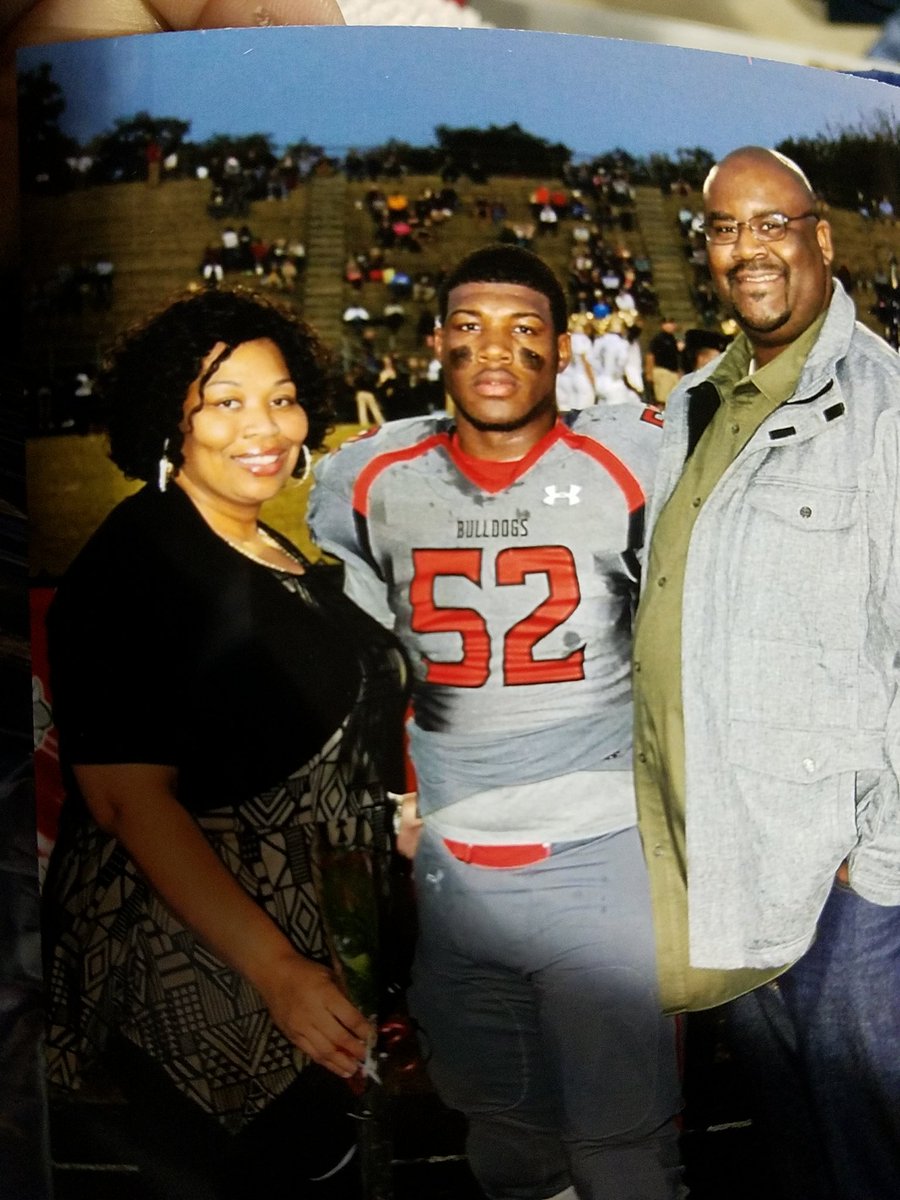 ArnitaHart7's tweet photo. A family that prays together stays together  through the good, the bad, and the ugly!  #prevail #pushinthru #whatismeantwillbe #52 https://t.co/lwkT1DqH9c