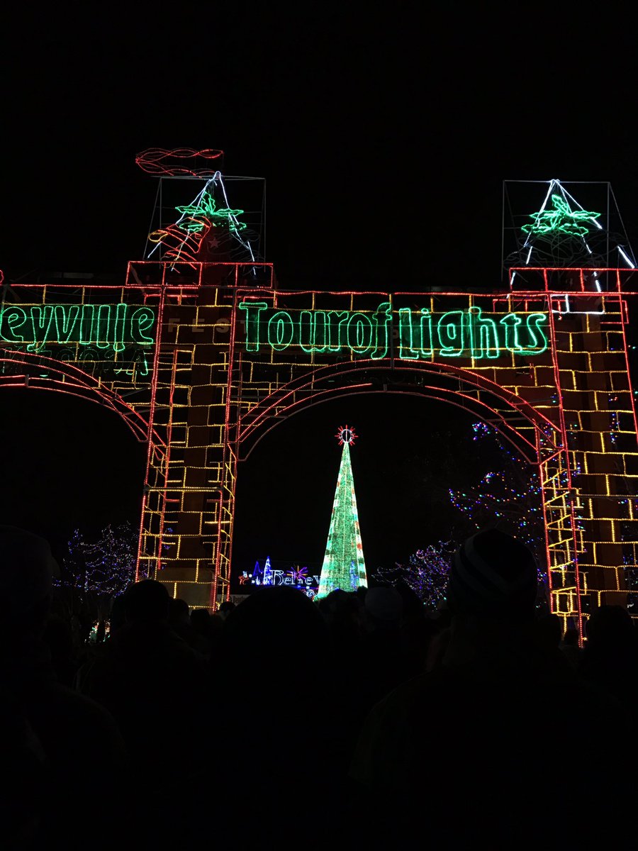 myaajohnson's tweet photo. late, but thankful for christmas lights the day after thanksgiving❤️ https://t.co/pdrzIUp93x