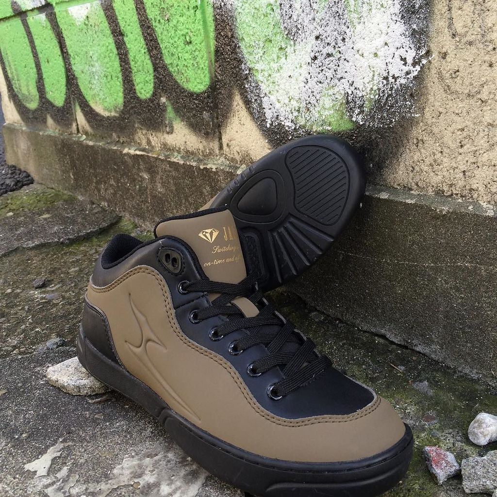 jade_shoes's tweet photo. 【JADEのスニーカーが最高のパフォーマンスをお助けします！】
グリップ性の高いラバーソールに、ターンスポットを前と後ろ2箇所備えてます。その上、驚くほど軽いです！
ぜひ店頭にてお… https://t.co/jqv1tIaTat https://t.co/PC1r452Ee1