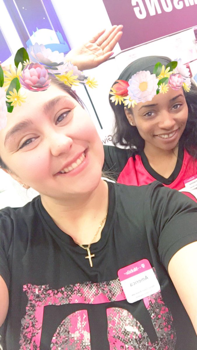 aaguzman94's tweet photo. West Valley ladies ready to help you with all your Uncarrier needs 💗💗💗 #MobileOneSac #BlackFriday @MobileOneLLC @dperry2929 @stephen_pulley https://t.co/KCEkyoQ0Be