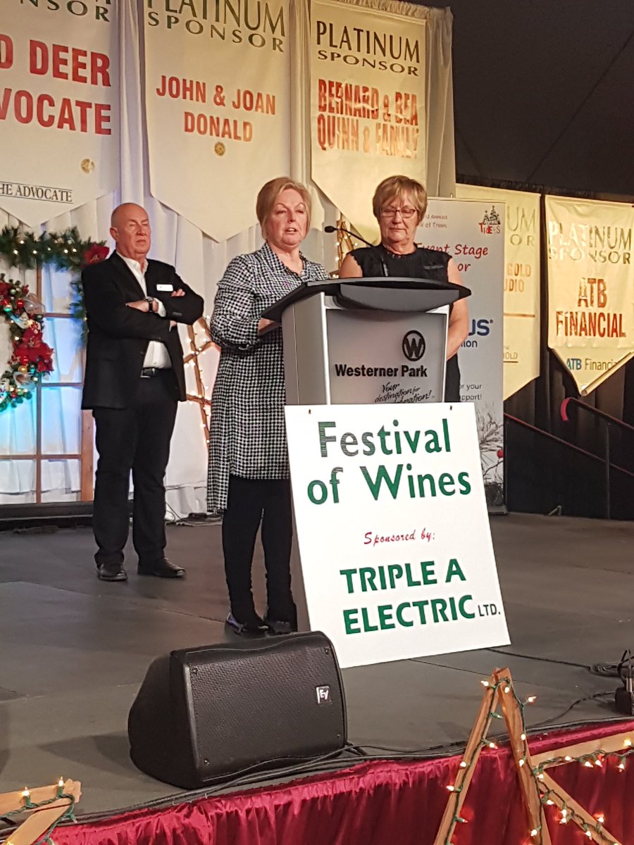 S_Saretsky's tweet photo. #festivalofwinesrd co-chairs Lorraine and Connie #thankyou volunteers @RDTreeFest #rdfot2016 https://t.co/nyg3A4TPua