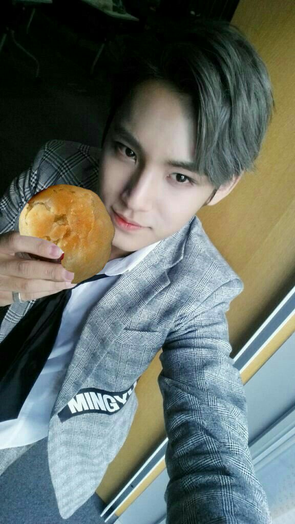 1796JWW's tweet photo. [putrapradipta - IG update] Weekend gini makan bakpia emang paling enak guys! Thx mas tri #bakpia #jogja #mastri https://t.co/wTnljw1YVR
