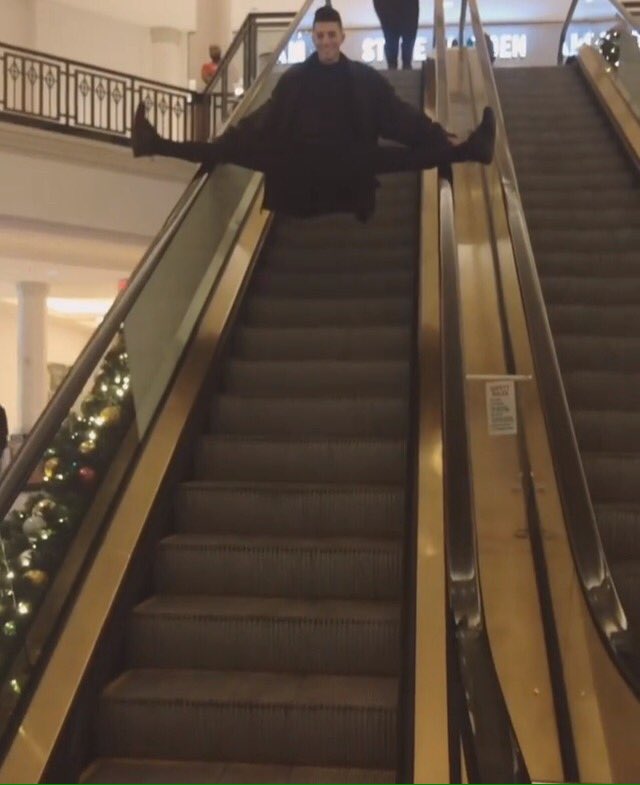 DancerGirls_'s tweet image. How dancers ride escalators