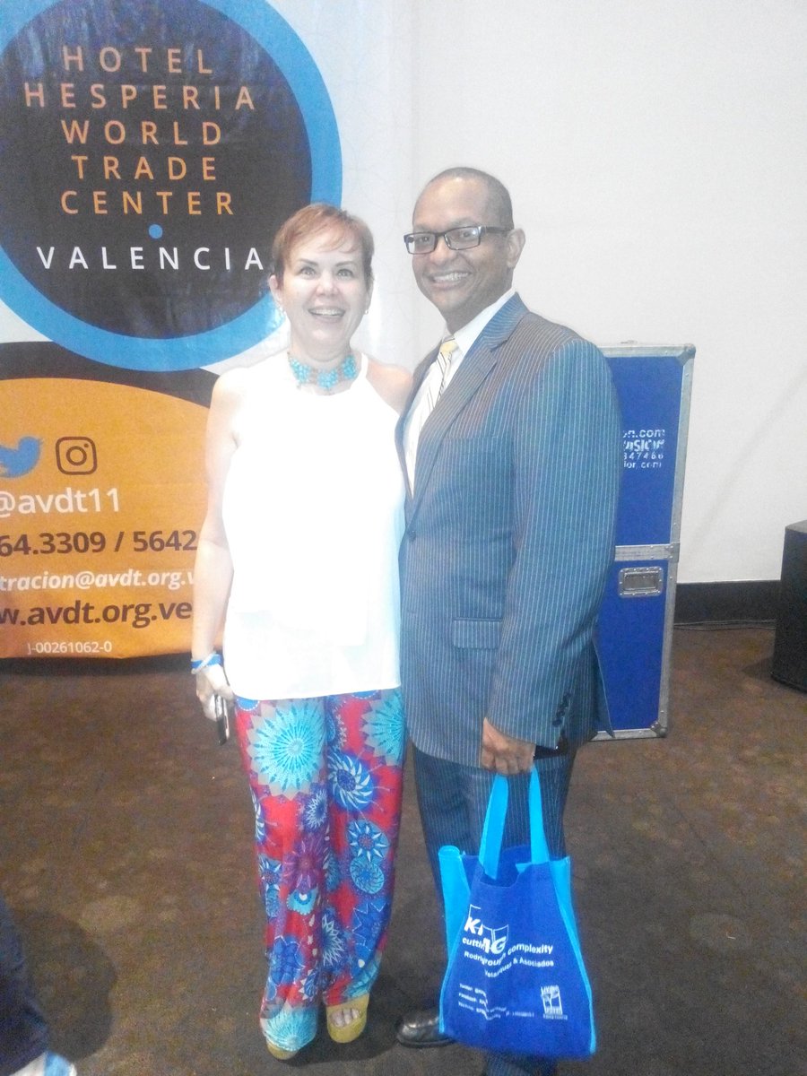 SoyCamiloLondon's tweet photo. Gracias a @Adrianavigi por su invaluable trabajo en favor del derecho tributario y del país. Presente en la #JornadaVEN2016 https://t.co/EiOugzt9R0