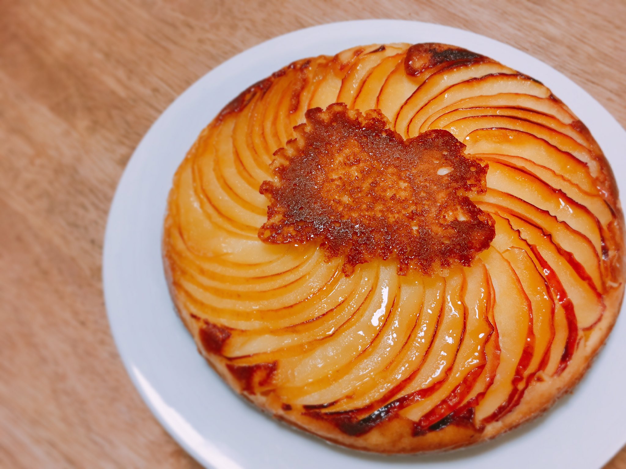 ぼっち プライパンにバターとお砂糖を入れて りんごを並べて ホットケーキ生地を流し込んで焼くだけの簡単ケーキ 表面が飴みたいにパリパリして 焼きたてが信じられないくらいおいしいのです T Co udkwioff Twitter