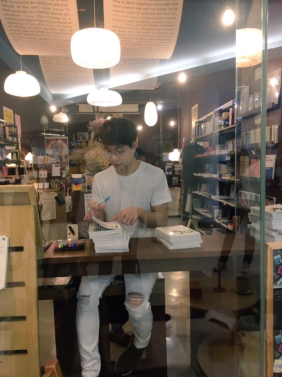 💚"ริท" มาแถวๆ สยามตั้งแต่เช้า
ไปนั่งเซ็นหนังสือที่ร้าน Bookmoby
#ทำทุกอย่างให้สุดRitz
Bookshop Tour!!