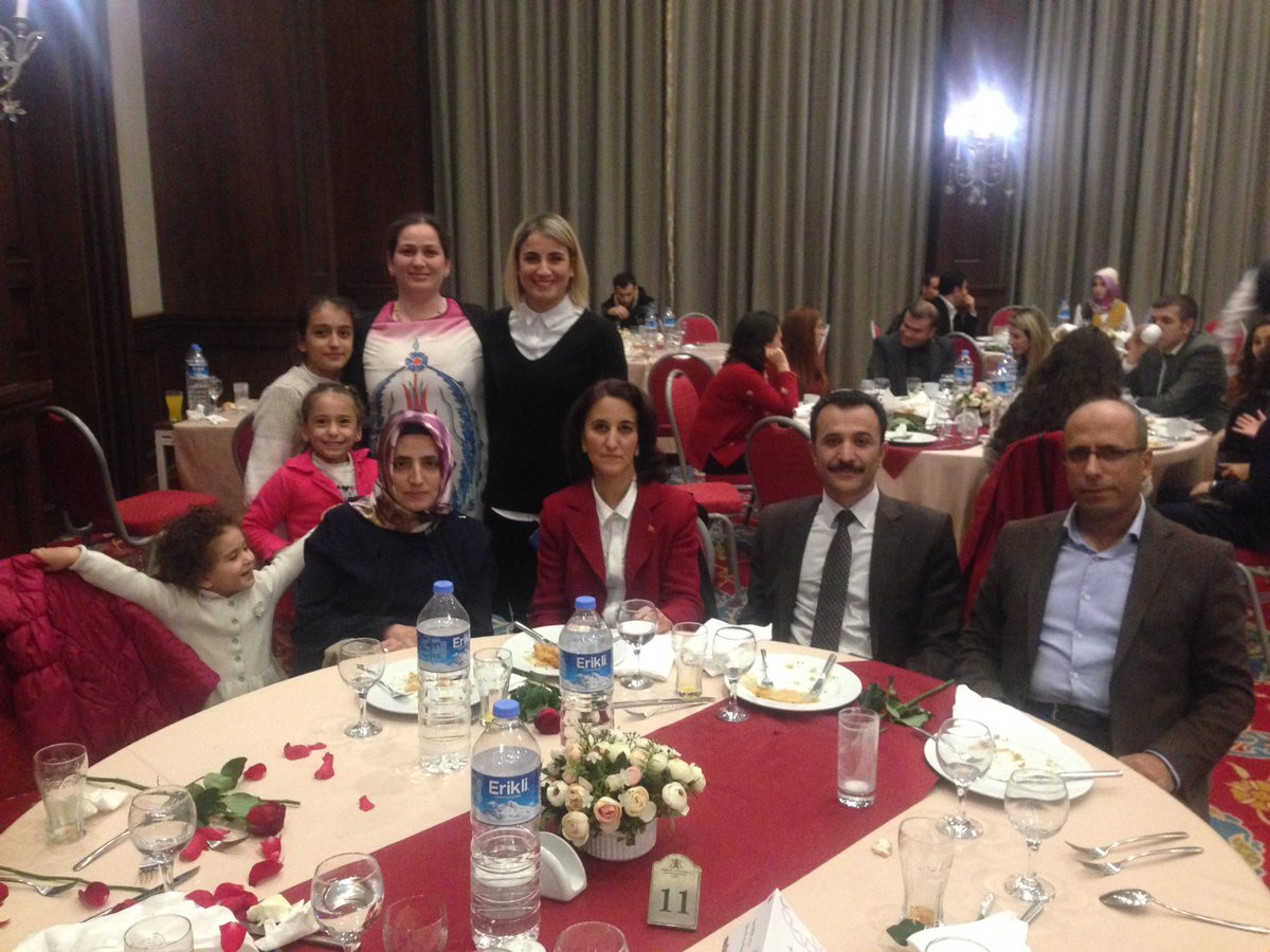 Valimiz <a href="/MustafaYMN/">Mustafa Yaman</a> ve Hanımefendi <a href="/GulserenYmn/">GULSEREN YAMAN</a> 'ın Öğretmenleri onurlandıran bu nazik  davetlerinden  dolayı kendilerine teşekkür ederiz.