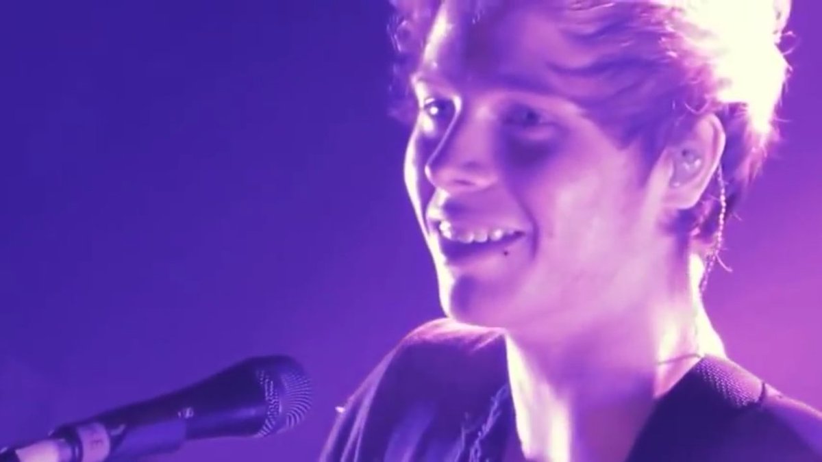 heyyydey's tweet photo. Exactly 2 years ago when Luke looks extra happy. Can u pls go back to being young 😢 https://t.co/QXjMzsTbiS