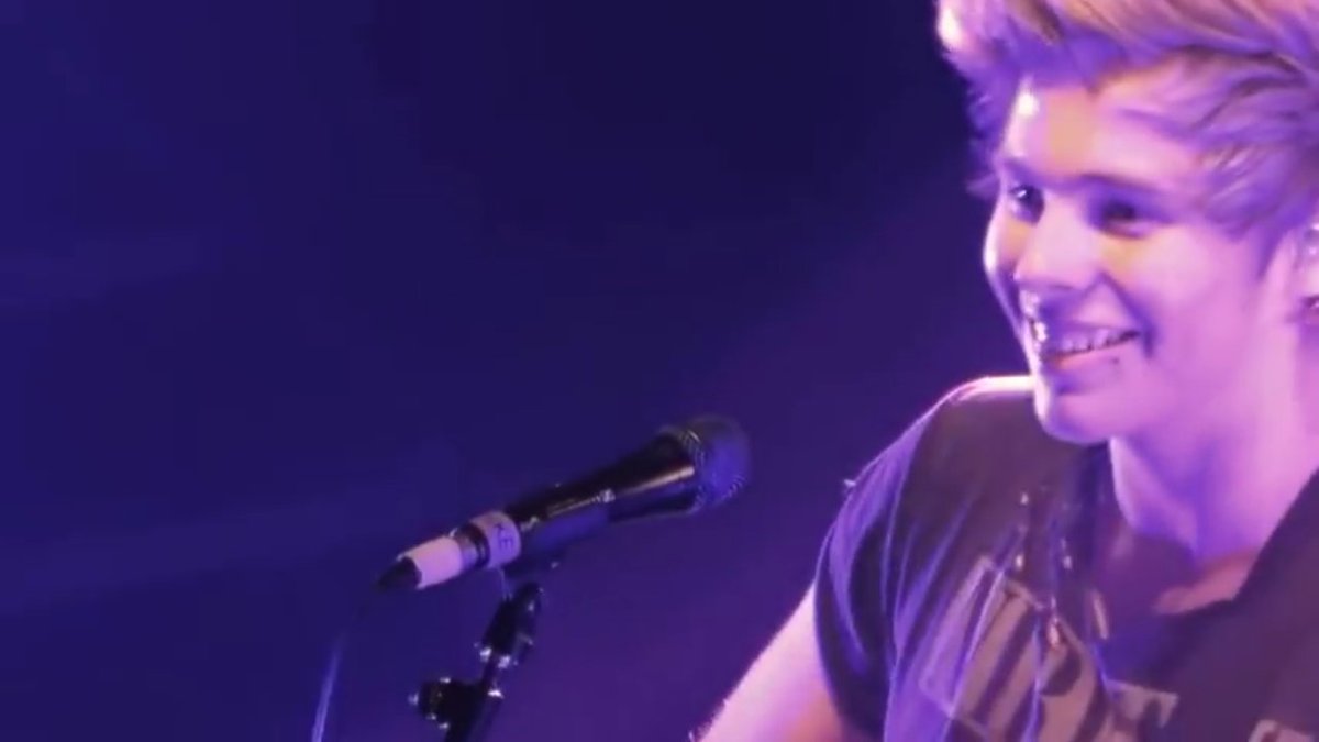 heyyydey's tweet photo. Exactly 2 years ago when Luke looks extra happy. Can u pls go back to being young 😢 https://t.co/QXjMzsTbiS