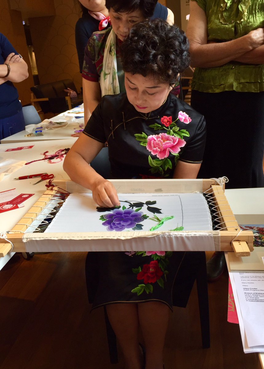 textilecons's tweet photo. Fabulous Chinese embroidery workshop @MuseumofBris today by the very talented artist Jenny Gao https://t.co/7h7m7Z6rY0