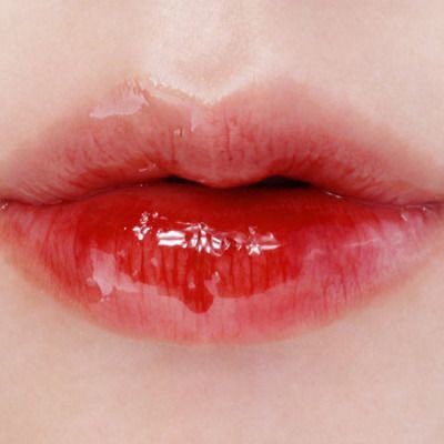 Patra 滲んでるような唇って映えるし色っぽいなぁと感じる 鮮やかな赤も好きなんだけどどうしても赤黒いリップは手放せない 笑 4枚目のアイメイクは難しそうだけどいつかチャレンジしてみたい