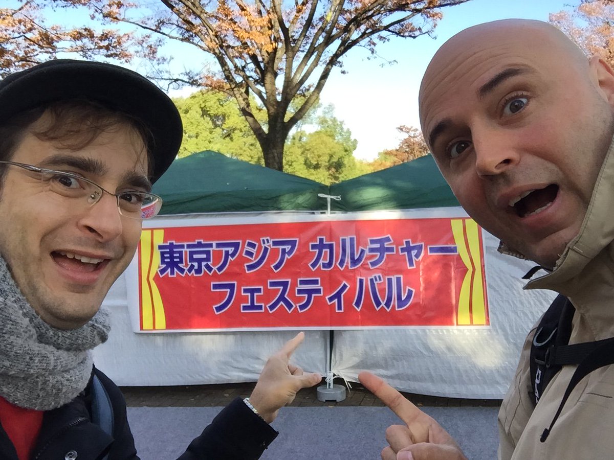 escuchaespanol's tweet photo. ¡Nos hemos equivocado de festival!
違うフェスティバルに来ちゃった！ https://t.co/wlAwnBBcGF