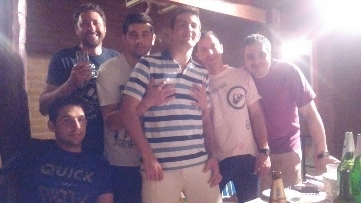 karloncho521's tweet photo. Primera despedida de año...@pipicassini @RafaelAimaretti #leo #flaper #pancho https://t.co/GbHLHGJIWs