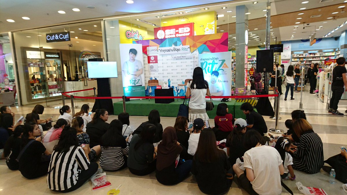 ตัดภาพไปที่เซ็นทรัล-พระราม9
"ร้านซีเอ็ด"ที่ชั้น5
มีแฟนๆ"ริท"มานั่งรอแล้ว!
เปิดตัวหนังสือประมาณ13.20น.
😍 #ทำทุกอย่างให้สุดRitz
Bookshop Tour!