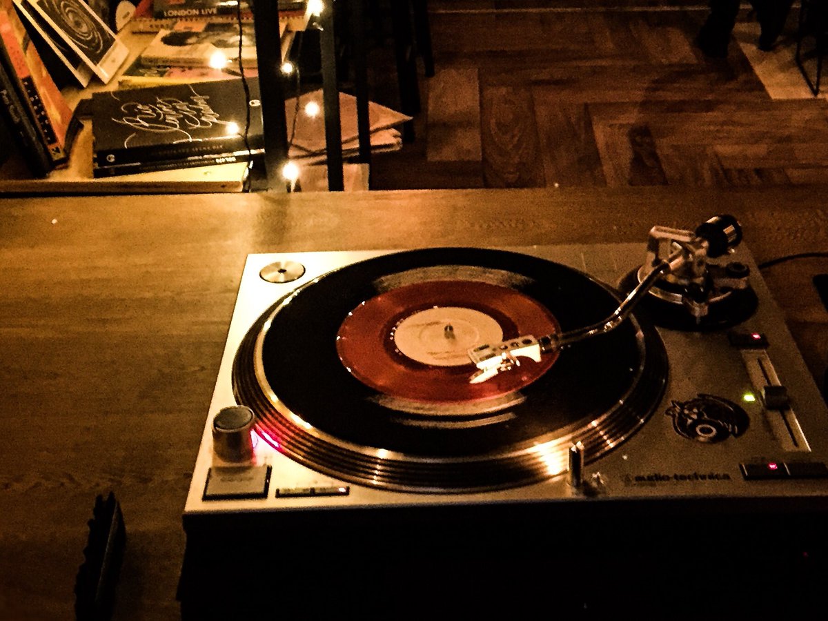 RadarRecordsGDL's tweet photo. El Pixie en el puro #shoegaze #vinylset #beerandvinyl https://t.co/cdJHKDzraM