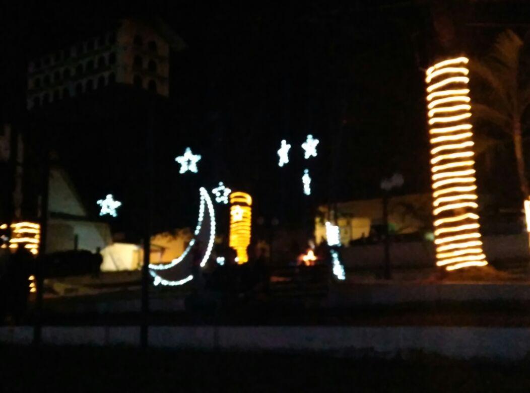 frentetrujillo's tweet photo. Alcalde Revolucionario Cheli y estructura PSUV  de Campo Elias  realiza  encendido luces de navidad lPlaza Bolívar, https://t.co/dJVCIdiJc6