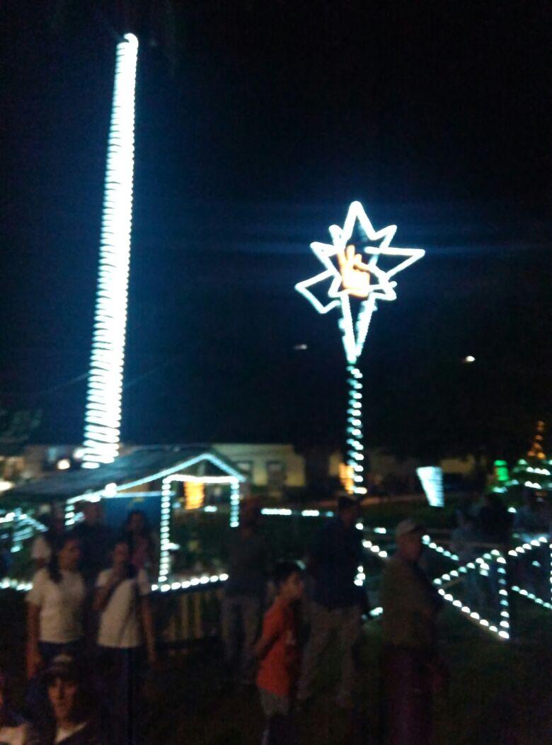 frentetrujillo's tweet photo. Alcalde Revolucionario Cheli y estructura PSUV  de Campo Elias  realiza  encendido luces de navidad lPlaza Bolívar, https://t.co/dJVCIdiJc6