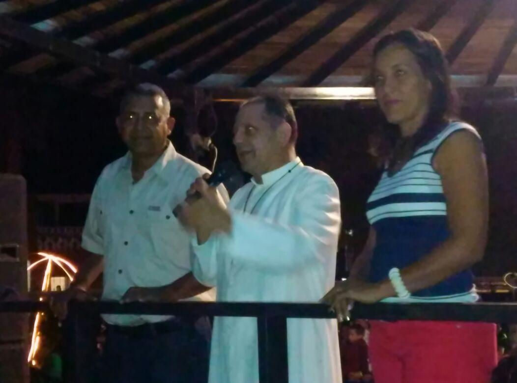 frentetrujillo's tweet photo. Alcalde Revolucionario Cheli y estructura PSUV  de Campo Elias  realiza  encendido luces de navidad lPlaza Bolívar, https://t.co/dJVCIdiJc6