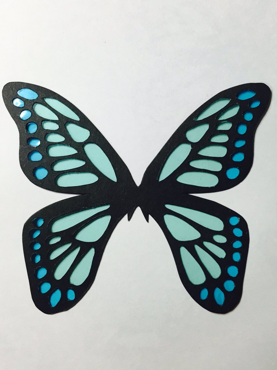 おさむし 不死蝶 黒画用紙に蝶を切り抜きます セロファンを貼り付け その上から黒画用紙を貼り付けて そこにレジンを盛って体をつけたら完成 千金 横溝クラフト手芸部 これがこうなってこうじゃ