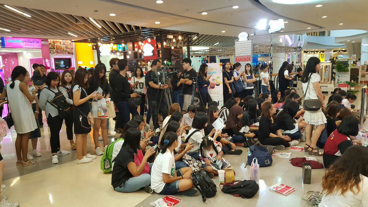 สด! จากหน้าร้านหนังสือ"ซีเอ็ด"
ชั้น 5 เซ็นทรัล-พระราม9
มีทั้งแฟนๆ&amp;สื่อมารอกันแล้ว!💚
😍 #ทำทุกอย่างให้สุดRitz
Bookshop Tour!