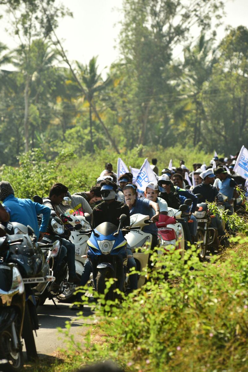 SoniaVictor4's tweet photo. @DrKumarVishwas spectacular bike rally in picturesque Vellim, Goa gets huge response
#KumarVishwasInGoa https://t.co/CeNTz8NnCN